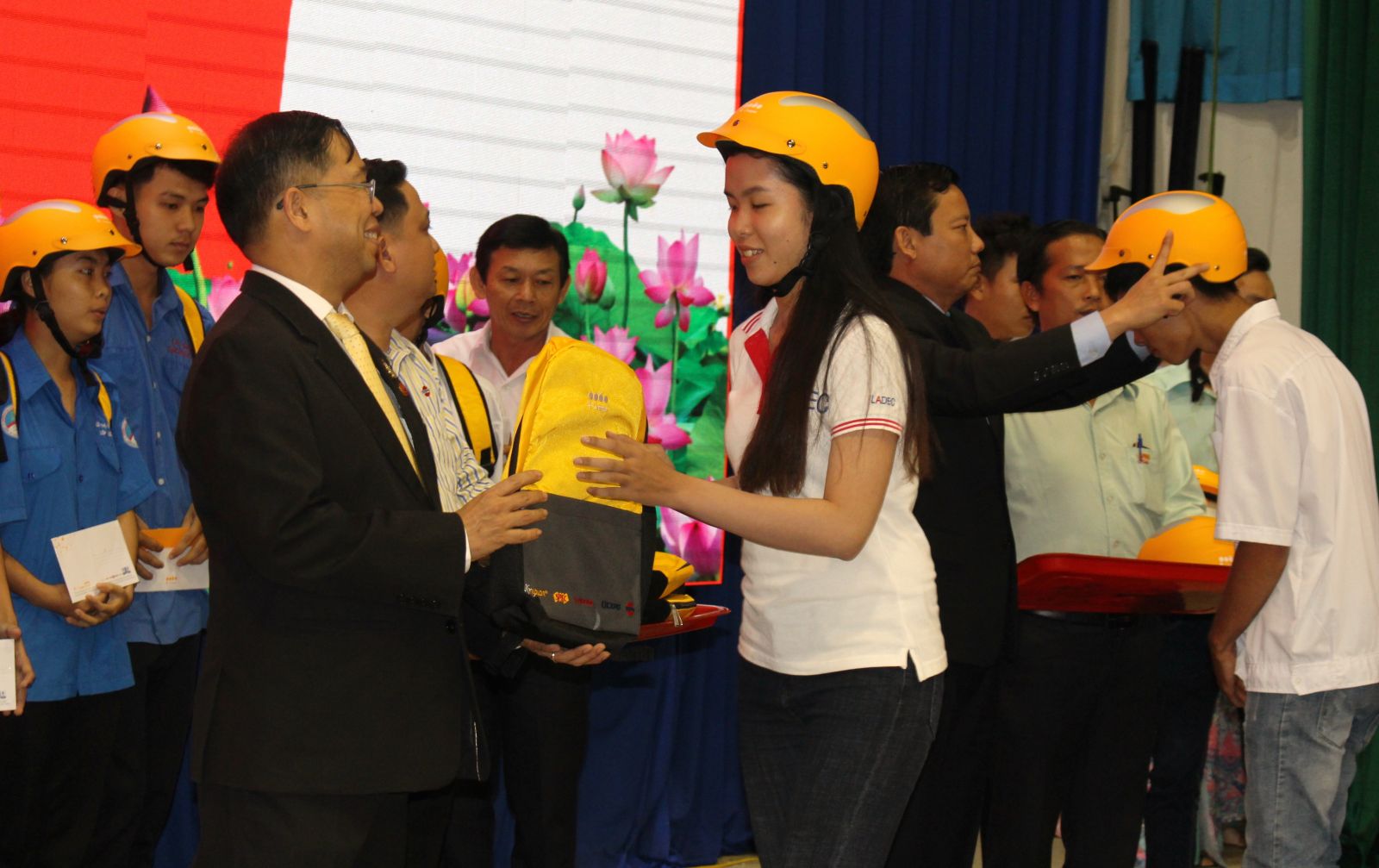 400 students received scholarships worth more than 1.6 billion VND