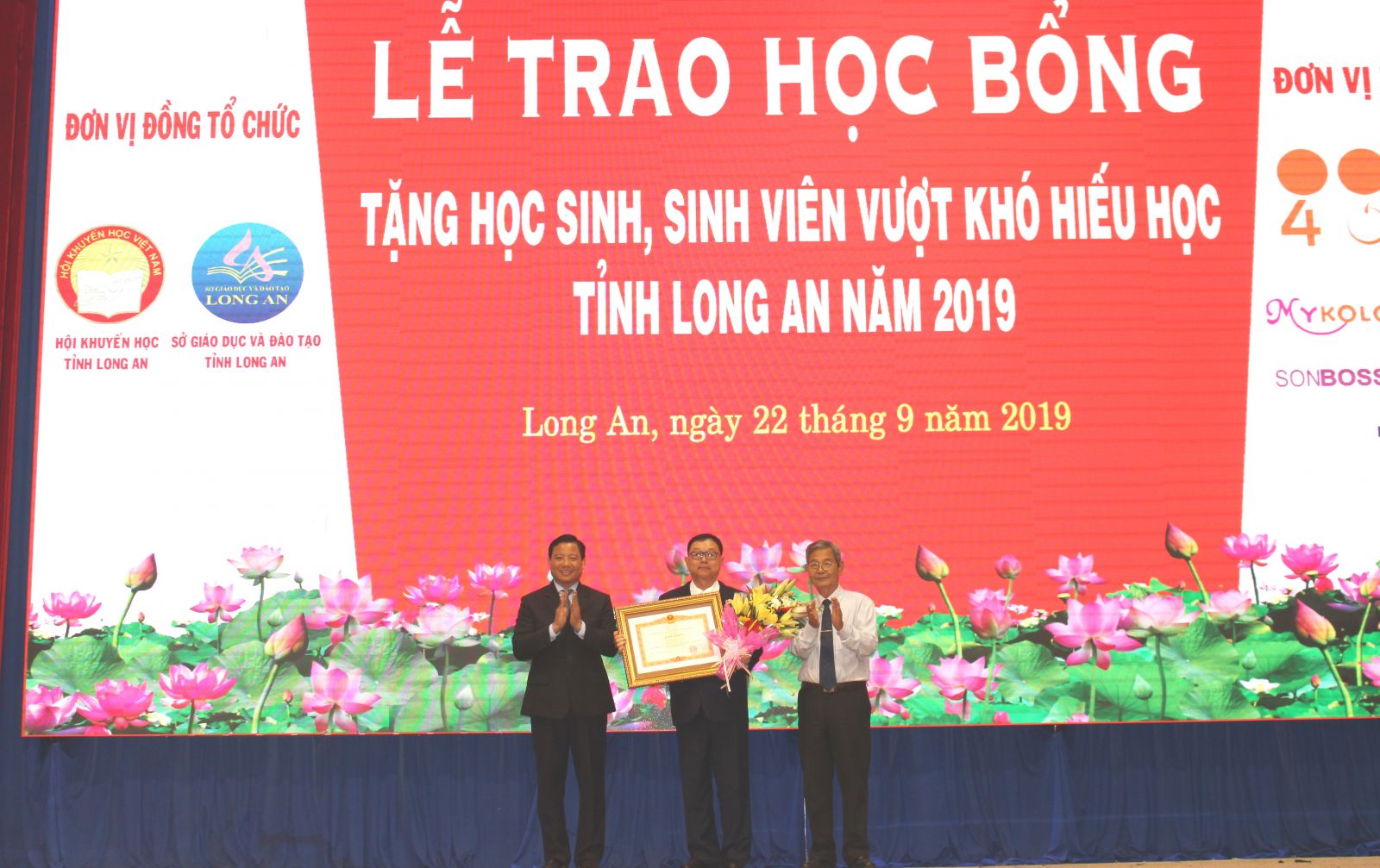400 students received scholarships worth more than 1.6 billion VND
