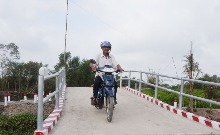 Một cây cầu bêtông vận động nhà tài trợ xây dựng ở xã Hòa Khánh Tây, huyện Đức Hòa