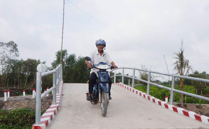 Giao thông nông thôn nhiều thay đổi sau 10 năm xây dựng nông thôn mới Một cây cầu bêtông vận động nhà tài trợ xây dựng ở xã Hòa Khánh Tây, huyện Đức Hòa