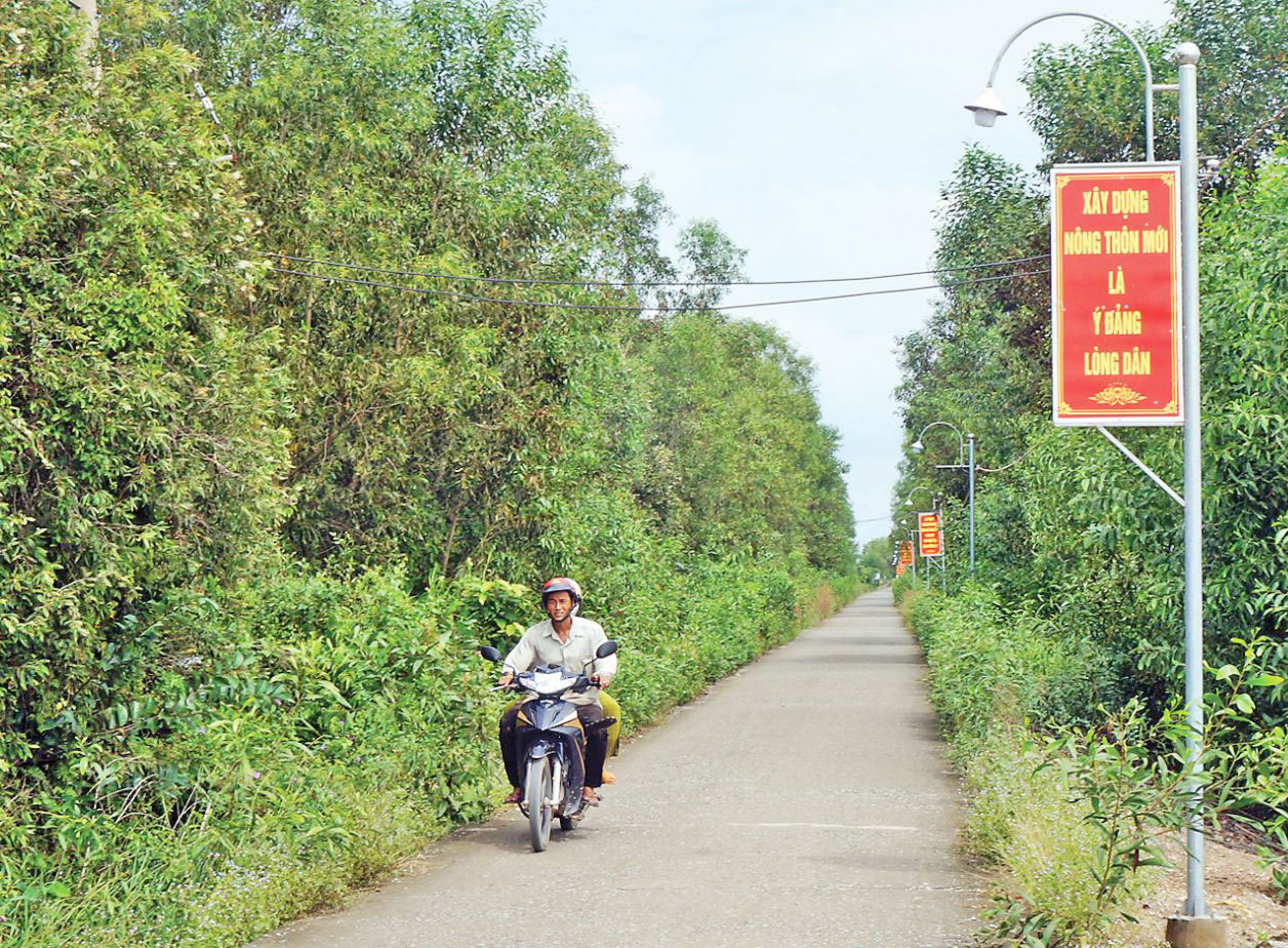 Giao thông nông thôn nhiều thay đổi sau 10 năm xây dựng nông thôn mới Một tuyến đường đal ở xã Tân Tây, huyện Thạnh Hóa