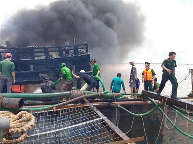 Một vụ cháy tàu cá. (Ảnh minh họa: Trần Thị Thu Hiền/TTXVN) Chiều 24/9, thông tin từ Ủy ban Nhân dân huyện Tĩnh Gia, Thanh Hóa cho biết chính quyền địa phương và các cơ quan chức năng đã tìm thấy thi thể nạn nhân Đặng Đình Kiên, 30 tuổi - người mất tích trong vụ nổ dẫn đến cháy tàu cá TH 91940-TS tại xã Hải Châu, huyện Tĩnh Gia, cách vị trí tàu bị cháy hơn 500m.  5 nạn nhân bị thương trong vụ cháy tàu kể trên đang được điều trị tại Bệnh viện Đa khoa huyện Tĩnh Gia cũng đã qua cơn nguy kịch.  Cụ thể vào lúc 16 giờ chiều cùng ngày, lực lượng chức năng và chính quyền địa phương đã phát hiện thi thể anh Kiên đã bị mắc vào một chiếc cọc trong lúc bị trôi dạt.  Anh Kiên tử vong là do tàu cá bị nổ khiến anh bị văng ra khỏi tàu, bất tỉnh rơi xuống nước dẫn đến tử vong.  [Nổ tàu cá ở Thanh Hóa khiến 8 người thương vong và mất tích]  Lực lượng chức năng của huyện Tĩnh Gia, xã Hải Châu đã đưa thi thể anh Kiên vào bờ, hoàn tất các thủ tục, bàn giao cho gia đình tổ chức tang lễ theo phục tục địa phương.  Như TTXVN đã đưa tin, tối 23/9, chiếc tàu cá mang biển số TH 91940-TS có công suất 240 CV do anh Lê Xuân Bình, sinh năm 1976 thường trú tại xã Hải Châu làm chủ tàu đang neo đậu tại bến cá xã Hải Châu bất ngờ bị nổ.  Vụ tai nạn khiến anh Bình và anh trai của anh Bình là Lê Xuân Hiếu (sinh năm 1962) tử vong, 5 người khác bị thương và một người mất tích.  Ngay sau khi nhận được tin báo, lực lượng phòng cháy chữa cháy và tìm kiếm cứu nạn tỉnh Thanh Hóa đã đến hiện trường dập lửa, tìm kiếm người mất tích và đưa người bị nạn đi cấp cứu.  Tuy nhiên ngọn lửa đã thiêu rụi con tàu gây thiệt hại hàng tỷ đồng. Lực lượng chức năng vẫn đang điều tra, xác định nguyên nhân xảy ra vụ nổ tàu cá trên./.