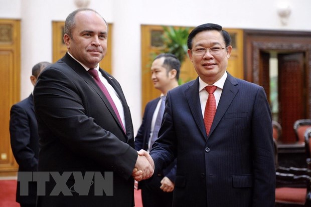 Phó Thủ tướng Vương Đình Huệ đón Phó Thủ tướng Cộng hòa Belarus Igor Lyashenko. (Ảnh: Dương Giang/TTXVN)