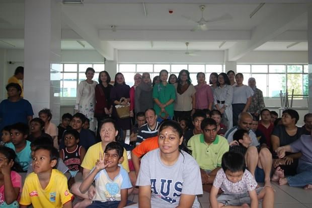 ASEAN Ladies’ Circle in Malaysia boosts charity work At the centre (Photo: VNA)