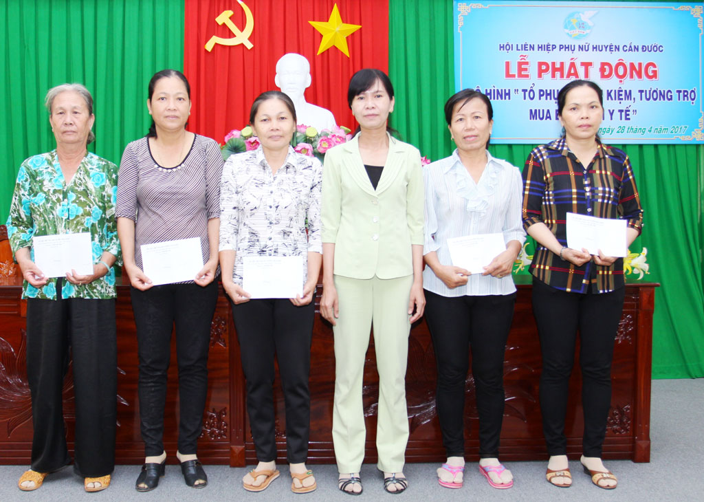 Chủ tịch Hội Liên hiệp Phụ nữ Việt Nam huyện Cần Đước - Nguyễn Thị Kim Cương trao thẻ bảo hiểm y tế cho hội viên