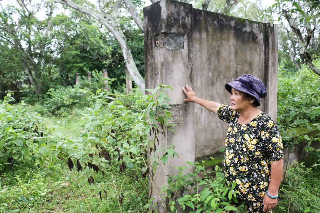Bà Nguyễn Thị Lâm bên khu đất của gia đình nằm trong quy hoạch