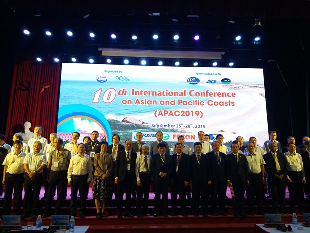 Việt Nam lần đầu tổ chức hội thảo quốc tế về kỹ thuật biển APAC Các đại biểu chụp ảnh tại Hội thảo. (Ảnh: Phạm Mai/Vietnam+)