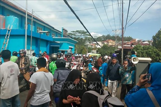 People gather outdoors at Batu Merah village in Ambon, Indonesia's Maluku islands, following a 6.5-magnitude earthquake on Sep 26, 2019. (Photo: AFP /VNA)