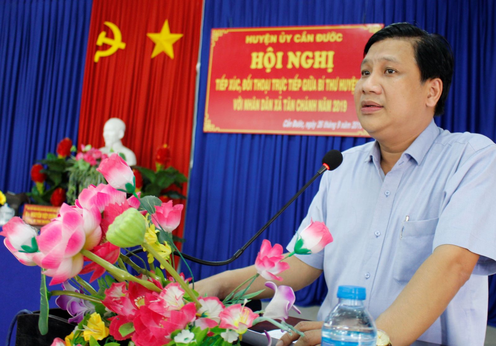 Bí thư Huyện ủy - Nguyễn Việt Cường ghi nhận các ý kiến kiến nghị của người dân