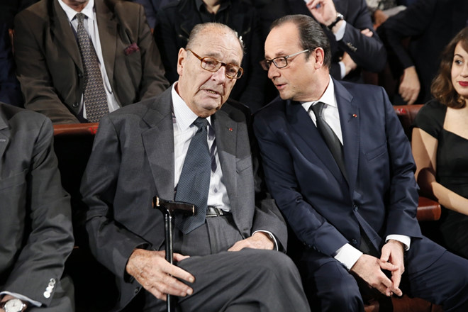 Cựu tổng thống Jacques Chirac ngồi cạnh với Tổng thống Francois Hollande trong sự kiện ở thủ đô Paris ngày 21/11/2014. Ảnh: AFP