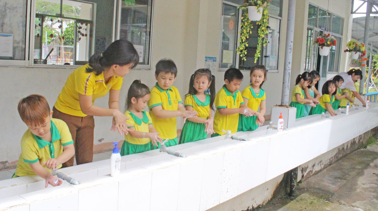 Hướng dẫn trẻ rửa tay 6 bước bằng xà phòng