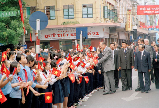 Tổng thống Pháp Jacques Chirac đến thăm và nói chuyện với các học sinh, sinh viên biết tiếng Pháp tại Trung tâm Văn hóa Pháp ở Hà Nội, ngày 7.10.2004, trong khuôn khổ chuyến thăm chính thức Việt Nam và tham dự Thượng đỉnh ASEM 5. Ảnh: TTXVN