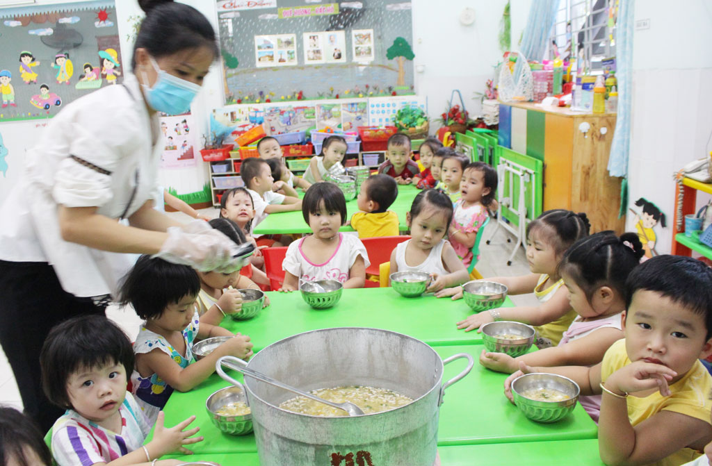 Trường Mẫu giáo Sơn Ca xem việc bảo đảm an toàn thực phẩm là bảo vệ sức khỏe của hàng trăm trẻ được chăm sóc, nuôi dưỡng và giáo dục tại trường