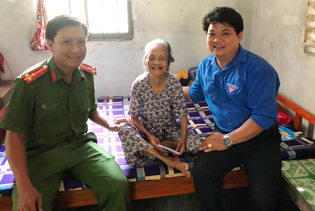 Anh Nguyễn Tây Giang thăm, tặng quà gia đình chính sách có hoàn cảnh khó khăn