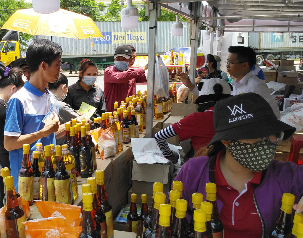 Công nhân, lao động rất hào hứng tham gia các phiên chợ công nhân vì được mua hàng với giá ưu đãi