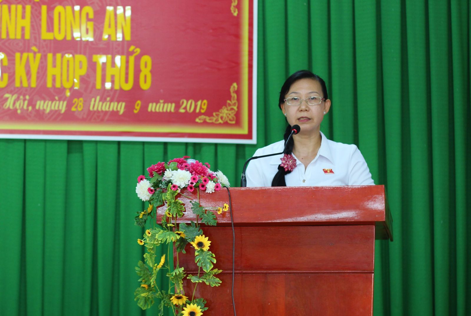 Phó Giám đốc phụ trách Sở Tư pháp Long An – Phan Thị Mỹ Dung giải trình một số ý kiến thuộc thẩm quyền giải quyết tại buổi tiếp xúc cử tri