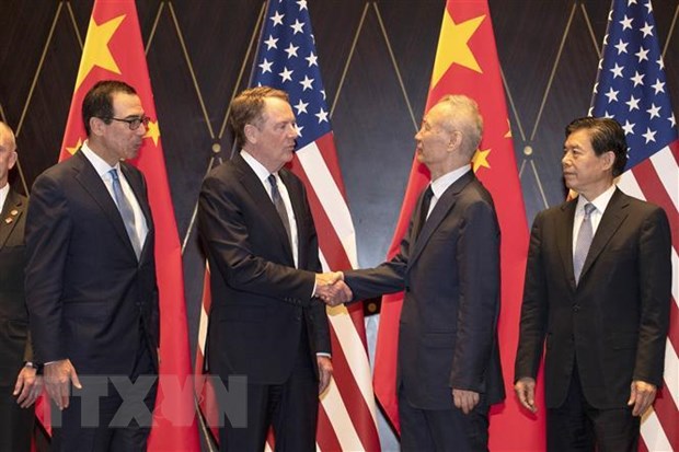 Bộ trưởng Tài chính Mỹ Steven Mnuchin (trái), Đại diện Thương mại Mỹ Robert Lighthizer (thứ 2, trái) trong vòng đàm phán thương mại với Phó Thủ tướng Trung Quốc Lưu Hạc (thứ 2, phải) ở Bắc Kinh, ngày 31/7/2019. (Ảnh: AFP/TTXVN)