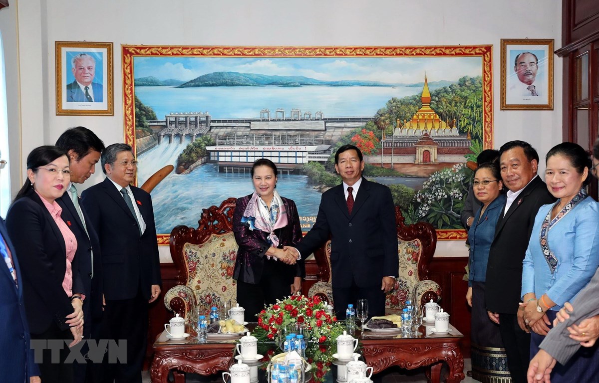 Chủ tịch Quốc hội Nguyễn Thị Kim Ngân thăm làm việc tại tỉnh Vientiane Bí thư Tỉnh trưởng tỉnh Vientiane Khamphan Sitthidumpha đón Chủ tịch Quốc hội Nguyễn Thị kim Ngân. (Ảnh: Trọng Đức/TTXVN)