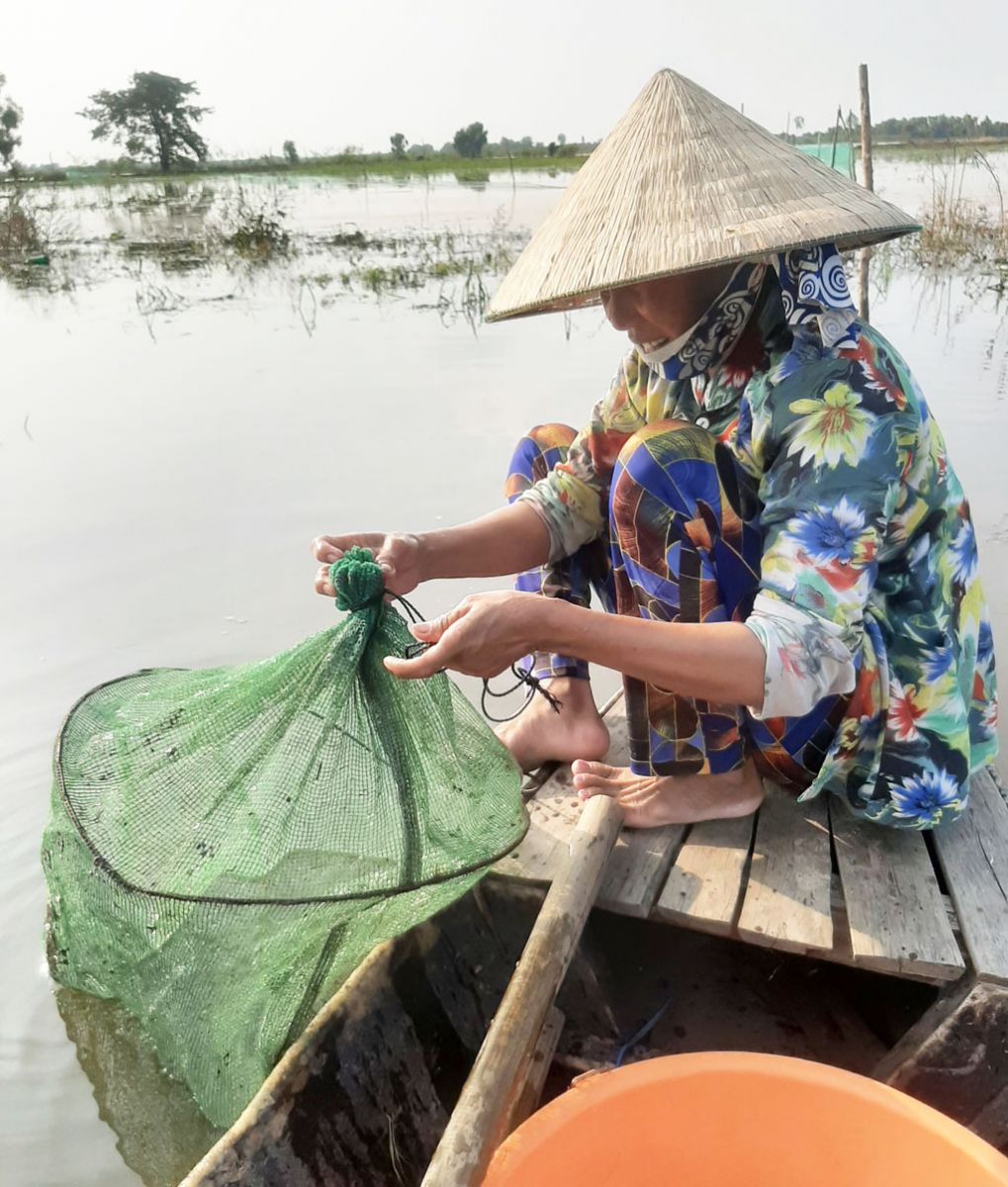 Bà Huỳnh Thị Nghỉ nói: “Lũ nhỏ, cá, tôm ít, nhiều người sống bằng nghề câu lưới mấy chục năm cũng đành phải bỏ nghề, kiếm nghề khác mà sống”