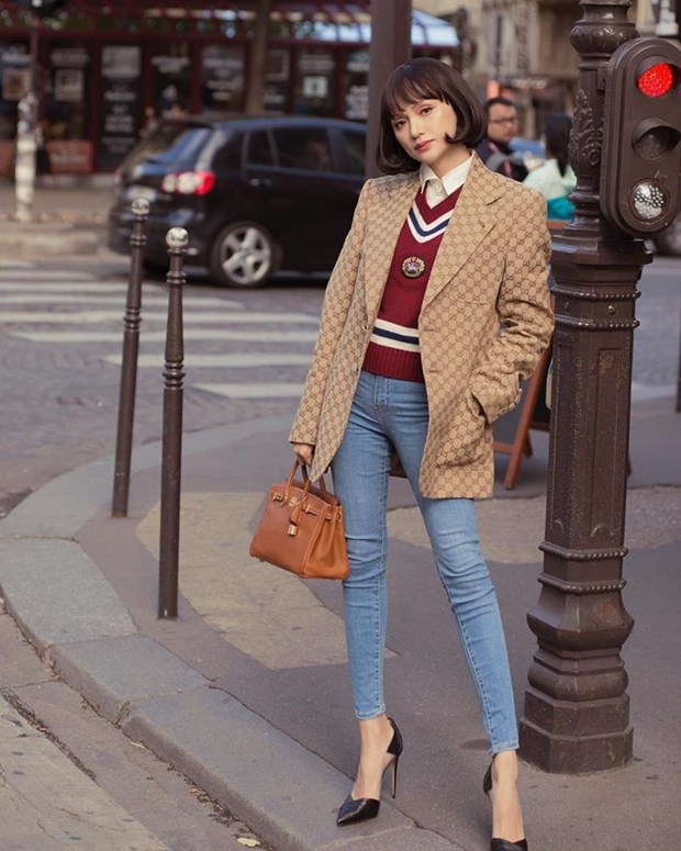 Hương Giang chia sẻ street style ấn tượng tại Paris khi tham dự sự kiện thời trang tại kinh đô ánh sáng. Phối quần jeans với sơ mi và áo len, mỹ nhân chuyển giới chọn blazer của Gucci, điểm trang túi Hermès tông nâu sáng, tôn lên phong cách thời thượng.