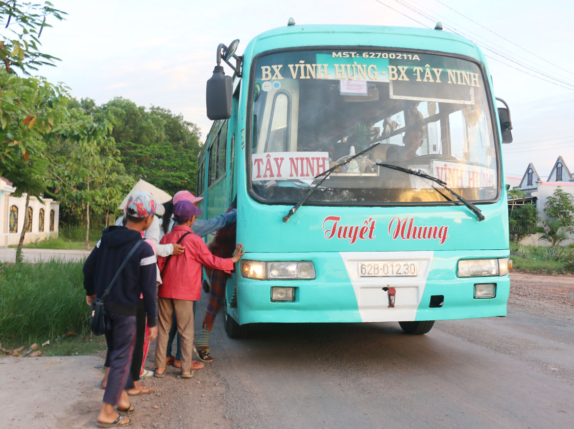 Cha mẹ làm bốc vác, cắt lục bình, phụ hồ, những đứa trẻ ở đây mỗi ngày phải thức dậy lúc 5 giờ sáng bắt xe buýt, đến thị xã Kiến Tường bán vé số và trở về nhà lúc 16 giờ chiều