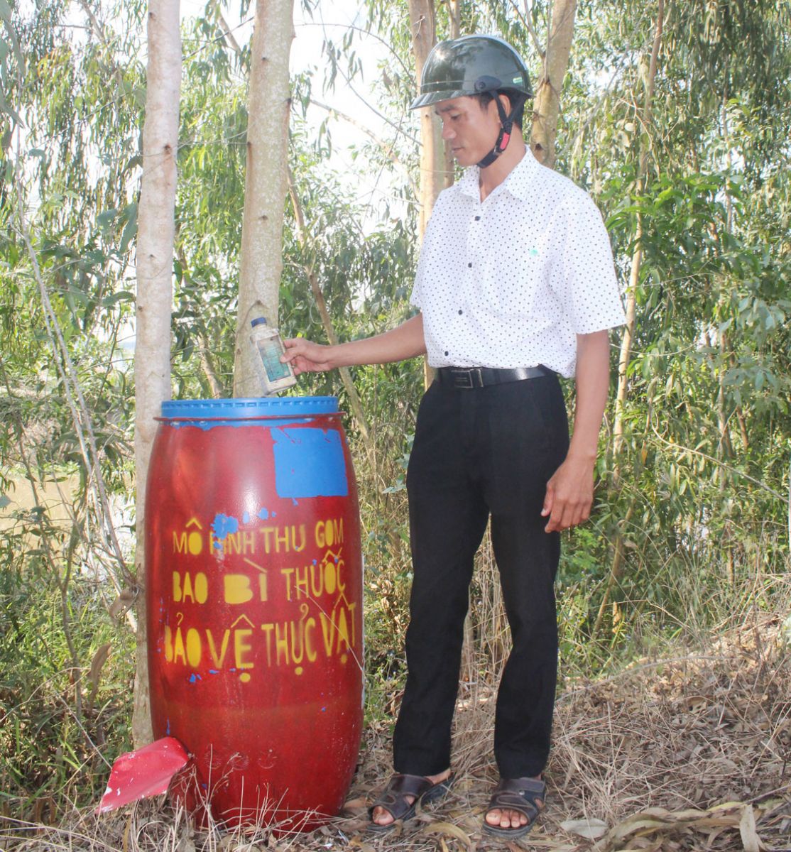 Các thùng chứa bao bì, vỏ chai thuốc bảo vệ thực vật được bố trí khắp các tuyến đường ở xã Kiến Bình, góp phần bảo vệ môi trường