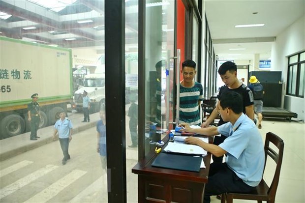 Nhân viên Chi cục Hải quan cửa khẩu quốc tế Cha Lo làm thủ tục cho người và phương tiện qua cửa khẩu. (Ảnh minh họa: Minh Quyết/TTXVN)