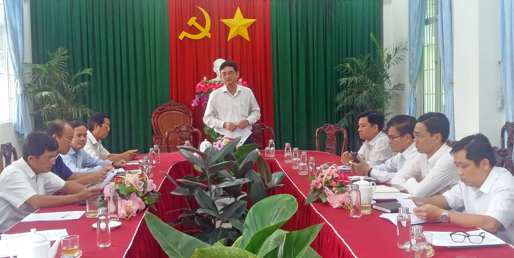 Vice Chairman of Long An People's Committee - Pham Van Canh chairs meeting on water supply for Can Giuoc town Vice Chairman of Long An Provincial People's Committee - Pham Van Canh presides over the water supply for Can Giuoc town