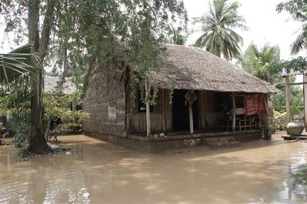Triều cường gây ngập nhà của nhiều hộ dân trên địa bàn huyện Cù Lao Dung. (Ảnh: Chanh Đa/TTXVN)