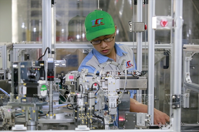 Việt Nam đang tận dụng tối đa các thành tựu khoa học và công nghệ của thế giới để phát triển sản xuất trong nước hướng tới tăng tự động hóa, giảm chi phí và nâng cao chất lượng sản phẩm. (Nguồn: Báo Ảnh Việt Nam) 