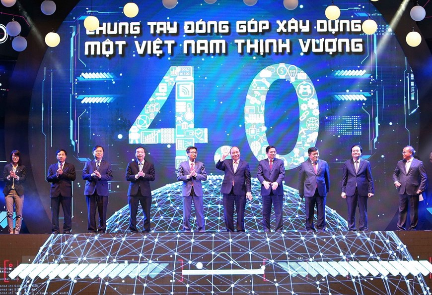 Thủ tướng Nguyễn Xuân Phúc và các đại biểu thực hiện nghi thức công bố kết nối Mạng lưới sáng tạo Việt Nam năm 2018. (Ảnh: Dương Giang/TTXVN)