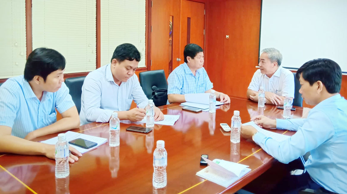 Chủ tịch UBND huyện Bến Lức, tỉnh Long An - Trần Văn Tươi cùng các ngành huyện kiểm tra thực tế tại Khu công nghiệp Vĩnh Lộc II