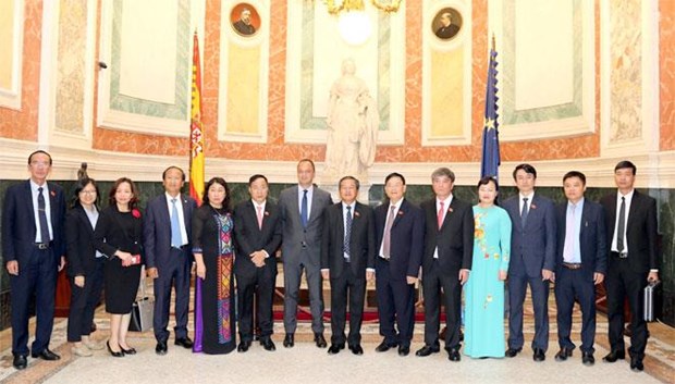 Spain wants new breakthroughs in relations with Vietnam: official NA Vice Chairman Do Ba Ty (seventh, right) and other Vietnamese officials in a photo with Alfonso Rodriguez Gomez de Celis (seventh, left), the first deputy head of the Spanish lower house’s standing committee (Photo: daibieunhandan.vn)
