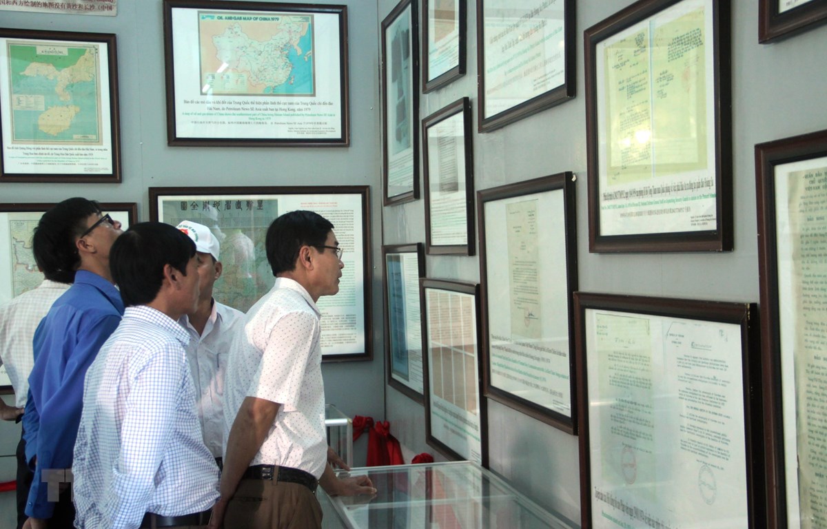 Hình ảnh một buổi Triển lãm tư liệu 'Hoàng Sa, Trường Sa của Việt Nam - Những bằng chứng lịch sử và pháp lý.' (Ảnh: Trịnh Bang Nhiệm/TTXVN)
