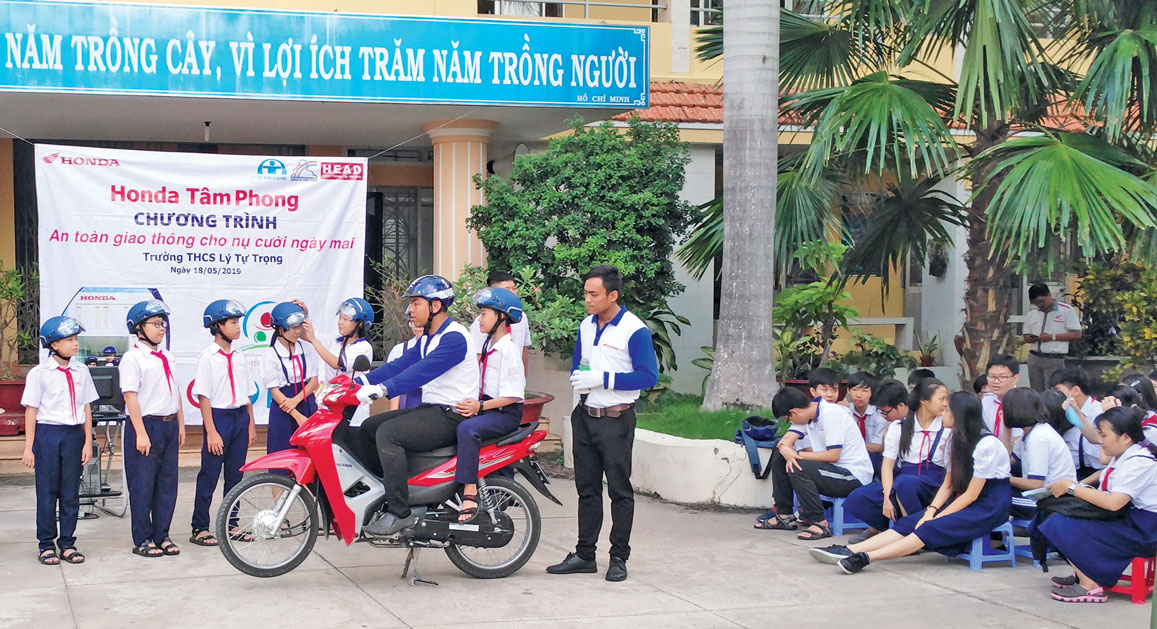 Tuyên truyền, nâng cao ý thức học sinh đội nón bảo hiểm 