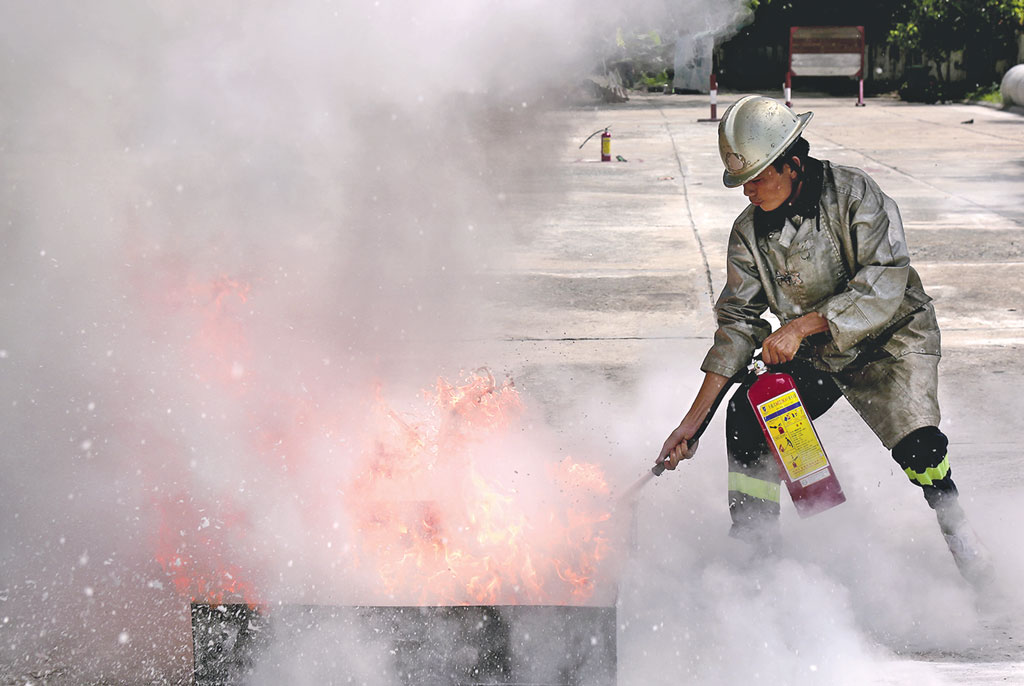 Để bảo đảm an toàn về người và tài sản khi xảy ra hỏa hoạn, lính cứu hỏa phải đối mặt với nhiều nguy hiểm