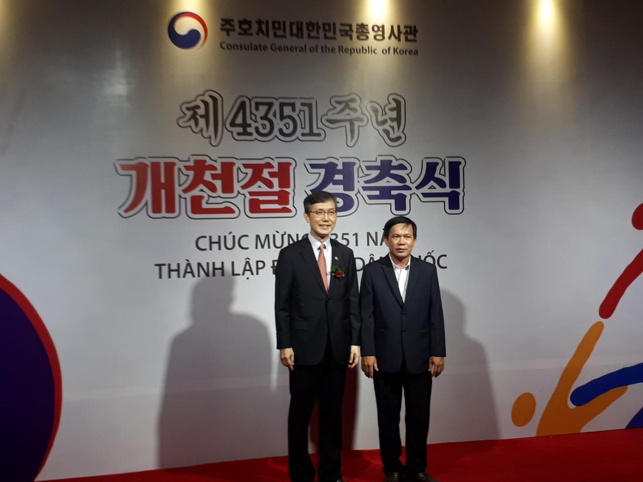 Chủ tịch Liên hiệp các tổ chức hữu nghị tỉnh Long An - Nguyễn Hữu Ngọc chúc mừng Tổng lãnh sự Hàn Quốc tại thành phố Hồ Chí Minh - Lim Jea-hoon nhân ngày Quốc  khánh Hàn Quốc tại TPHCM