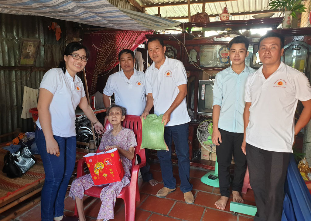 Công đoàn cơ sở Công ty Shilla Bags tặng quà người nghèo xã Hiệp Hòa nhân dịp Tết Trung thu
