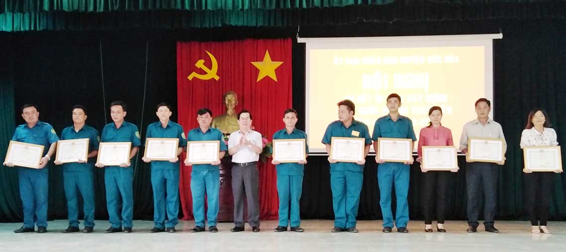 Chủ tịch UBND huyện Đức Hòa - Trần Văn Lành trao giấy khen cho các tập thể