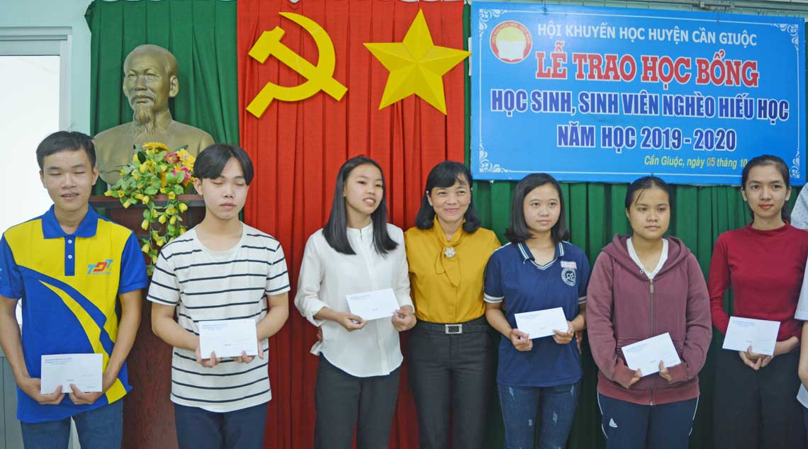 Phó Chủ tịch UBND huyện - Đào Thị Ngọc Vụi tặng học bổng cho sinh viên