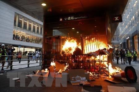 Người biểu tình đốt phá tại lối vào một ga tàu điện ngầm ở Hong Kong, Trung Quốc ngày 8/9/2019. (Nguồn: Kyodo/TTXVN)