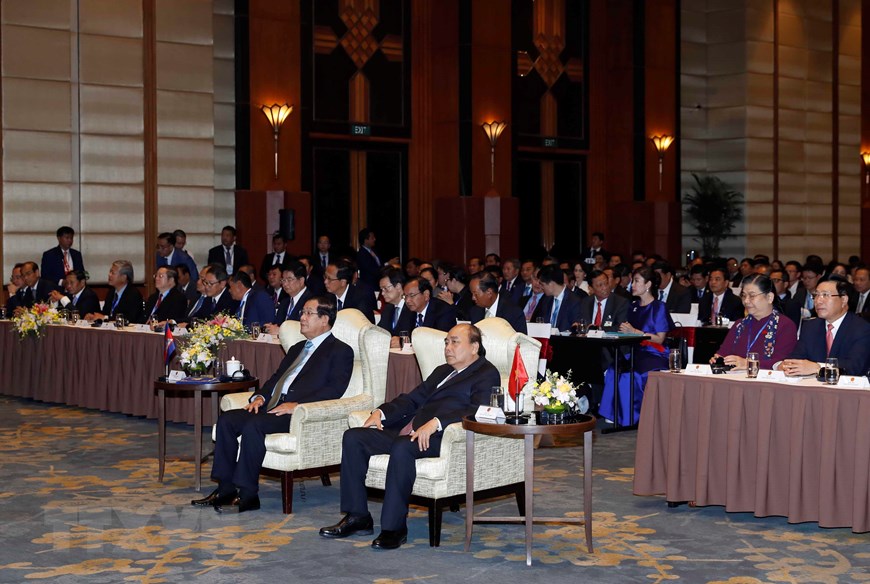 Thủ tướng Nguyễn Xuân Phúc và Thủ tướng Vương quốc Campuchia Samdech Techo Hun Sen và các đại biểu tại Hội nghị. (Ảnh: Thống Nhất/TTXVN)