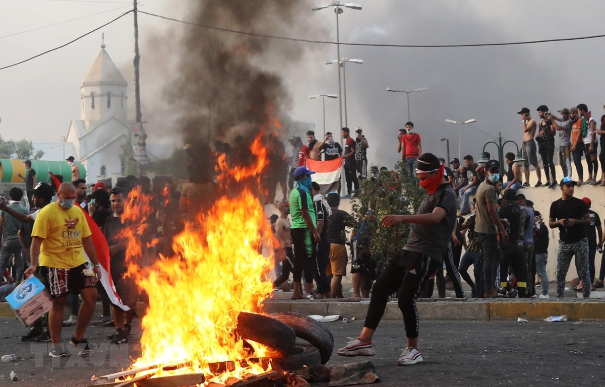 Người biểu tình bạo động trên đường phố Baghdad, Iraq ngày 2/10/2019. (Ảnh: THX/TTXVN)