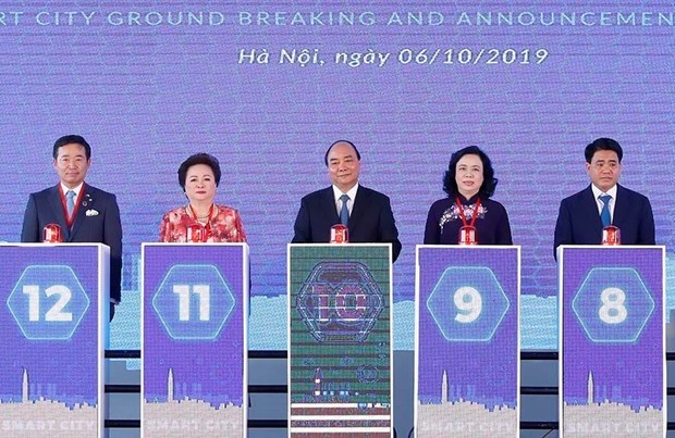 Prime Minister Nguyen Xuan Phuc (C) attends the groundbreaking ceremony of the first smart city project in Hanoi. (Photo: VNA)