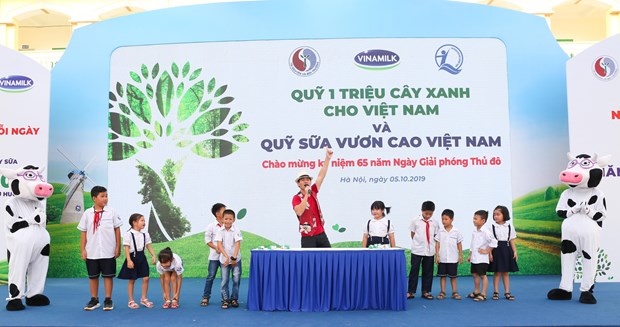 Nghệ sĩ ưu tú Xuân Bắc, đại sứ chương trình Quỹ Sữa Vươn Cao Việt Nam giao lưu cùng các em học sinh tại chương trình. (Ảnh: CTV)