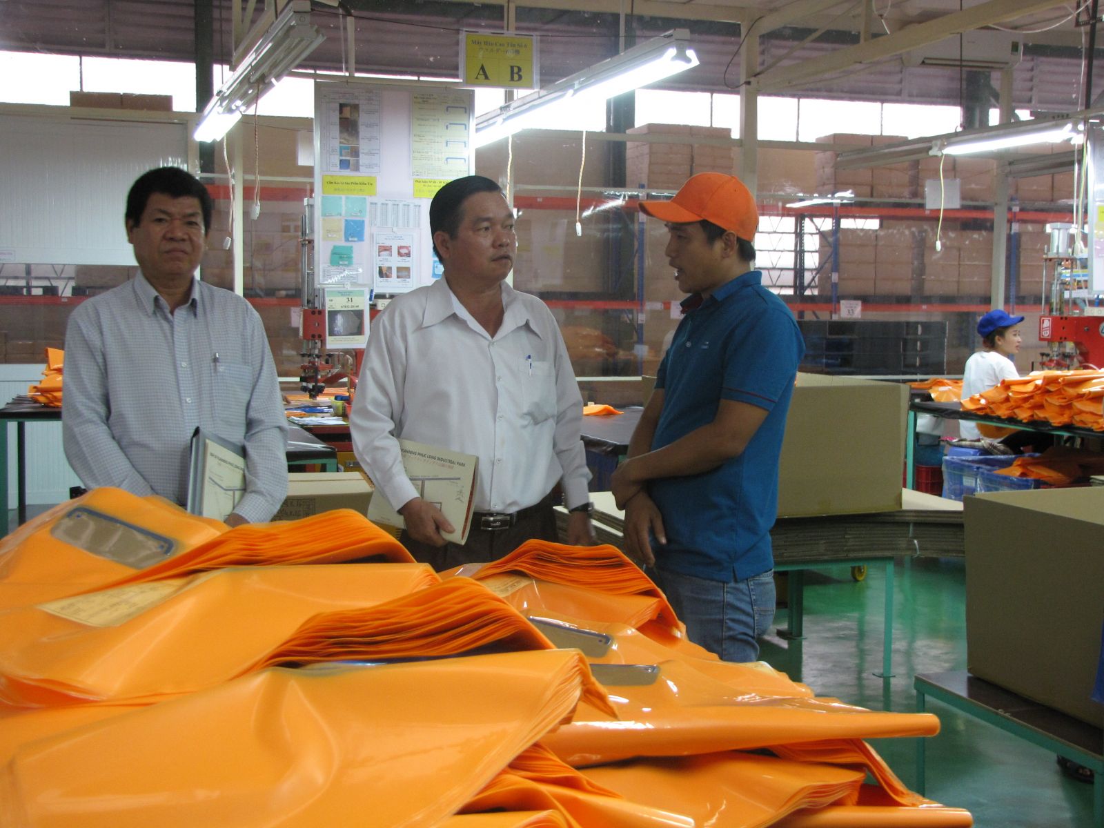 Leaders of Ben Luc district visit and encourage enterprises in production and business activities in the district