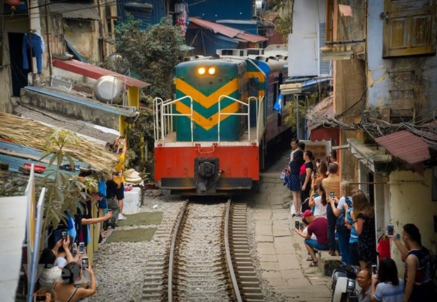 Cà phê đường tàu tiềm ẩn nhiều nguy cơ đe dọa an toàn đường sắt. (Nguồn: Vietnam+)