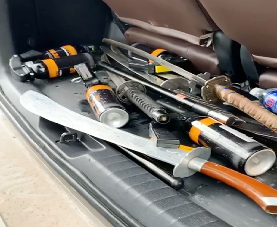 Công an huyện Đức Hòa bắt xe ôtô tàng trữ vũ khí thô sơ