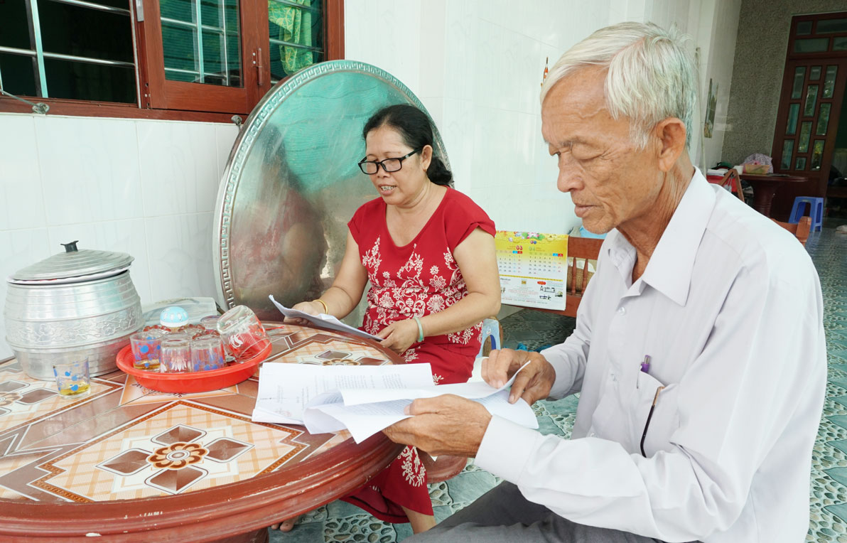 Ông Biện Hữu Lẹ đến nhà hội viên để tuyên truyền về một số mô hình Toàn dân bảo vệ an ninh Tổ quốc