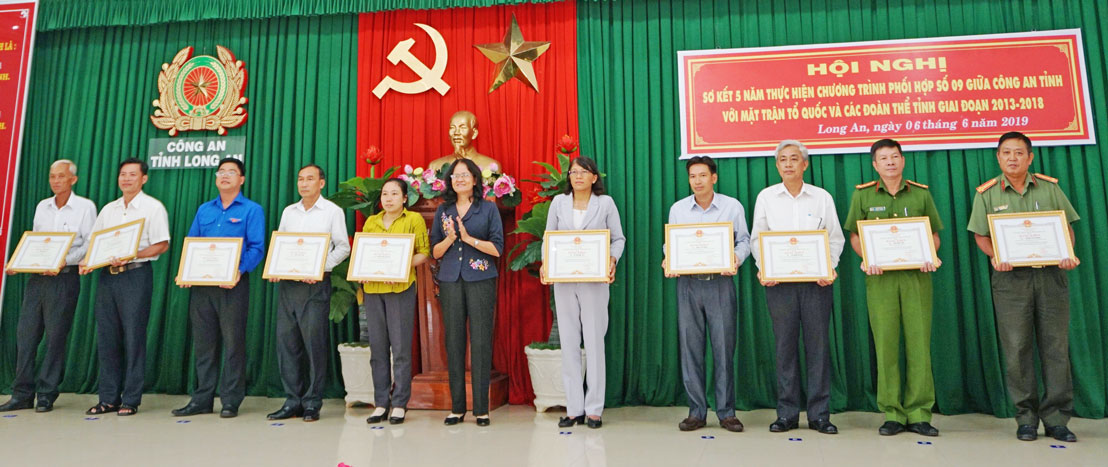 Chủ tịch Hội Người cao tuổi xã Mỹ Lộc - Biện Hữu Lẹ (bìa trái) nhận bằng khen của Chủ tịch UBND tỉnh vì thực hiện tốt phong trào Toàn dân bảo vệ an ninh Tổ quốc trong tình hình mới, giai đoạn 2013-2018